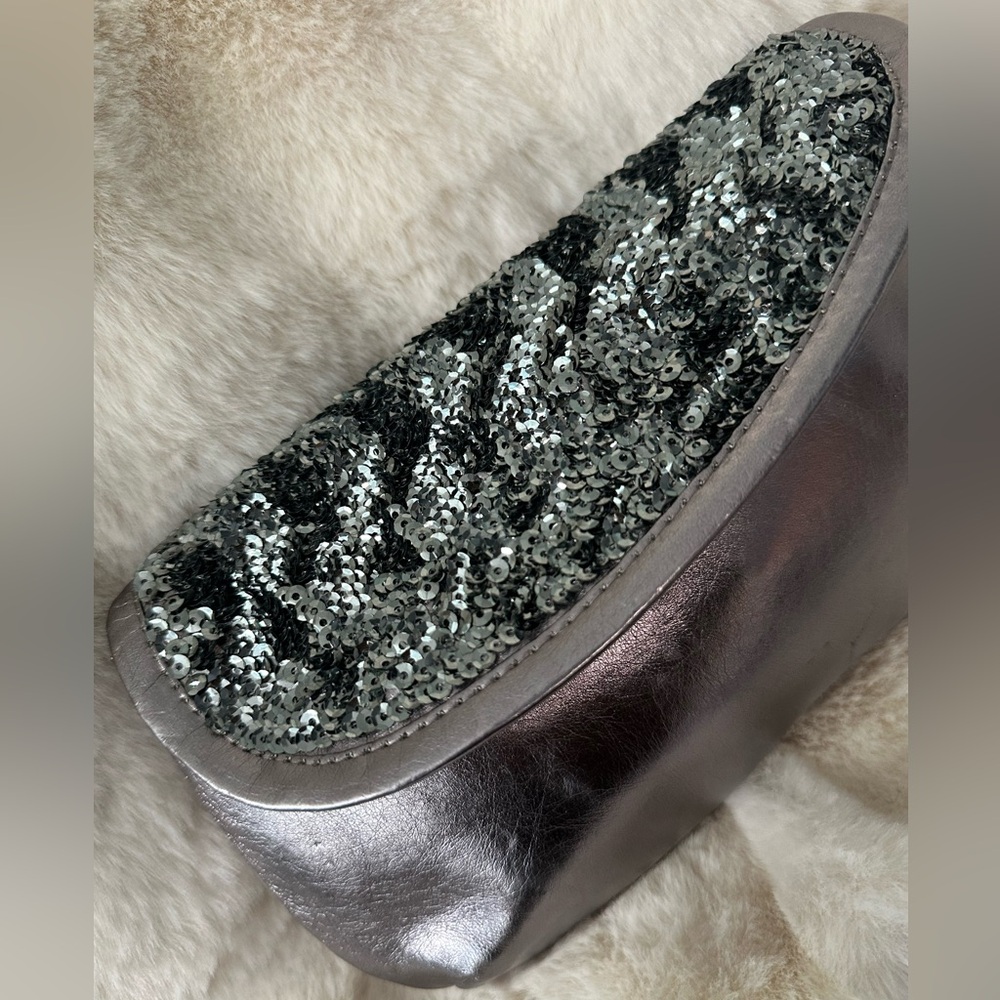 Vintage Glitz & Glam Metallic Silver Sequin Clutch - Picture 4 of 17